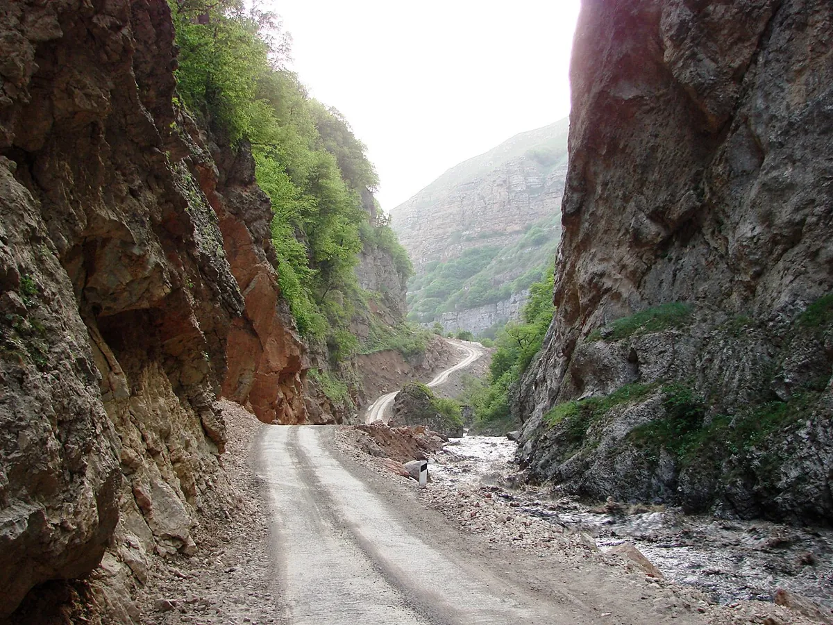 Mountain road leading to Khinalug. — Azerbaijan