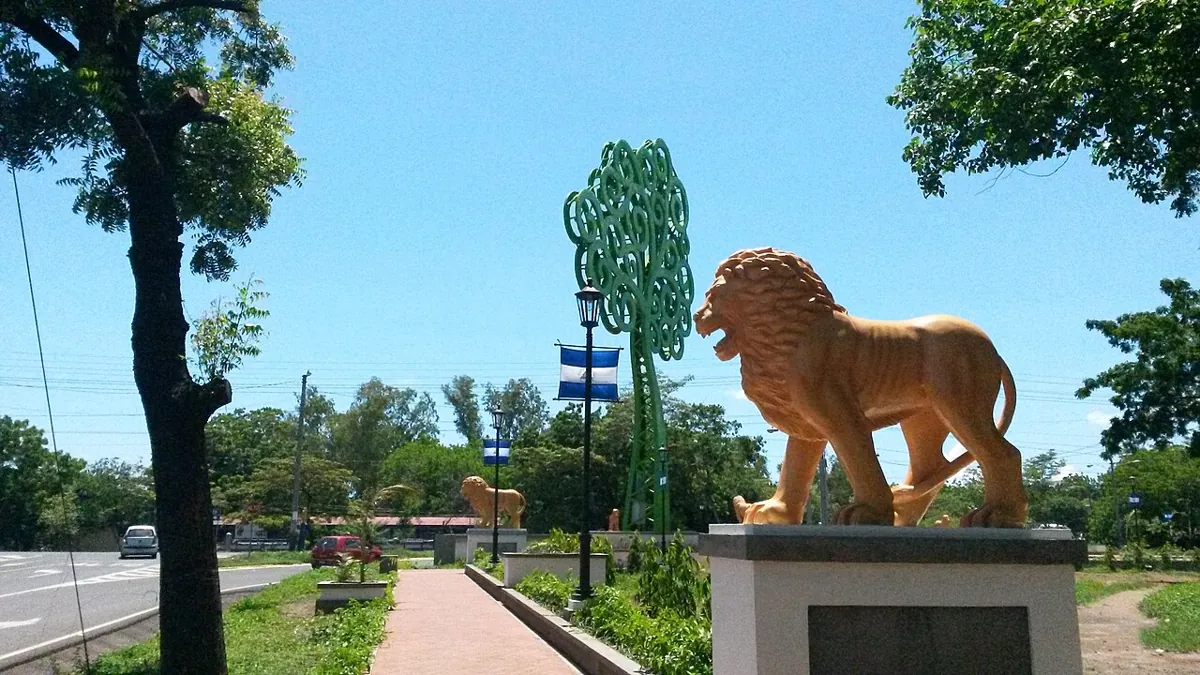 Lion statue in León — Nicaragua