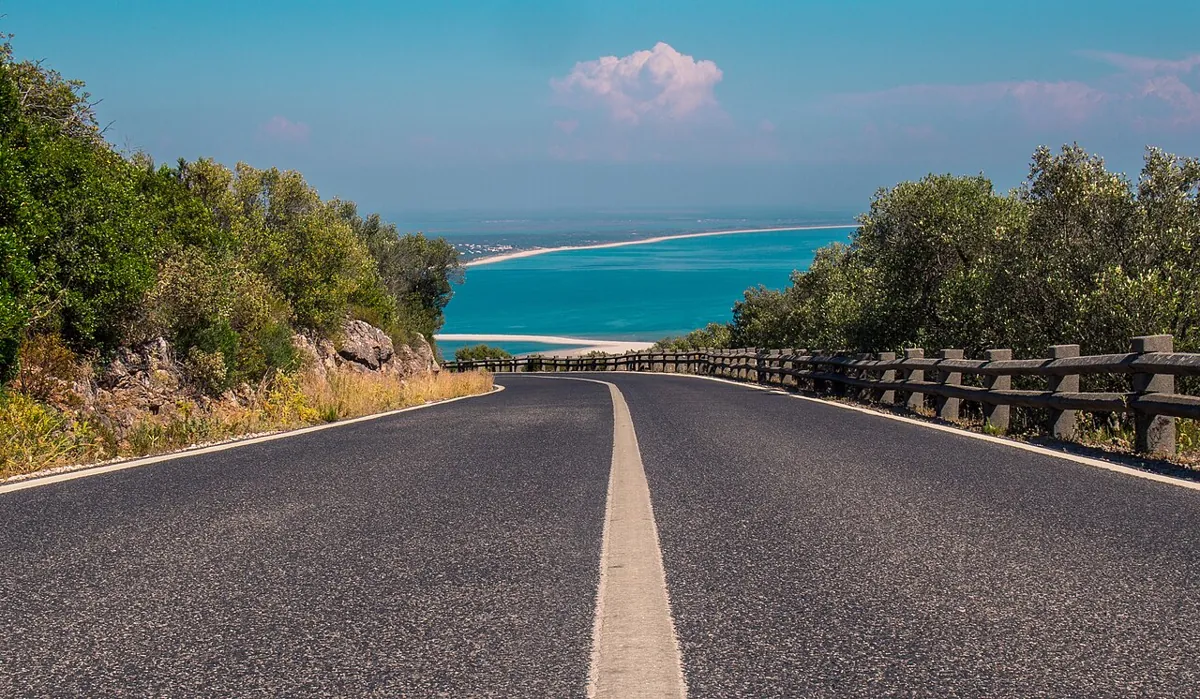 The way from Cabo Espichel to the Arrábida mountain and beaches coast. — Portugal