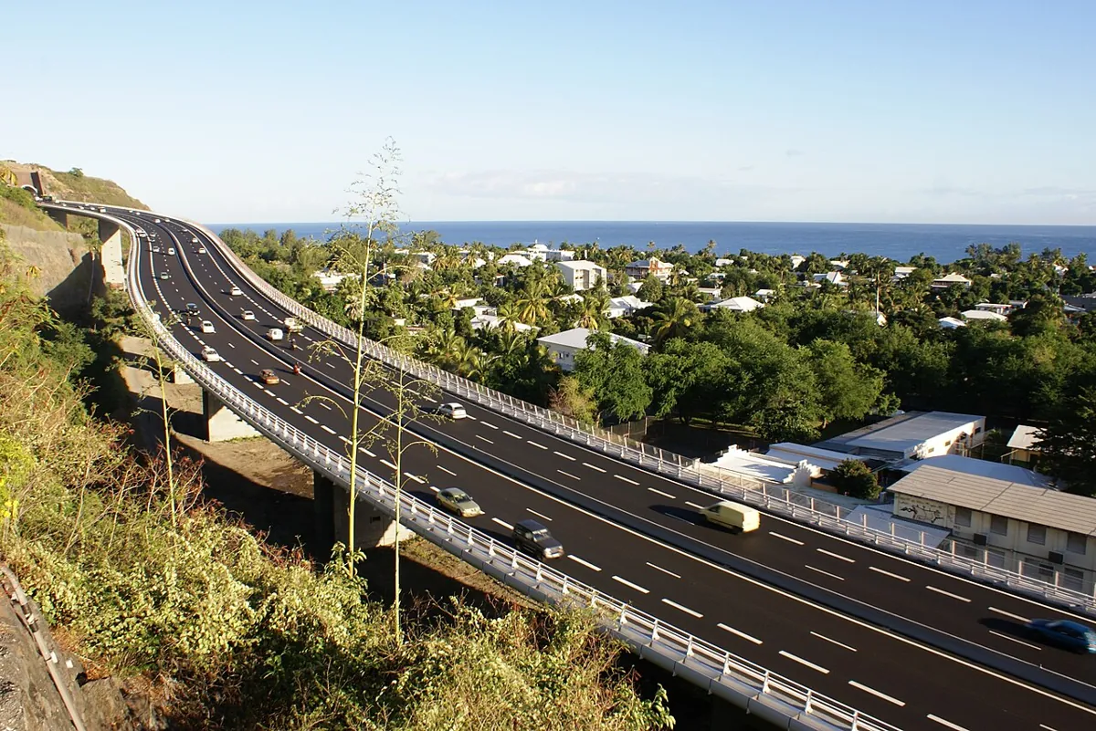 Saint Paul viaduct along the Route des Tamarins — Réunion