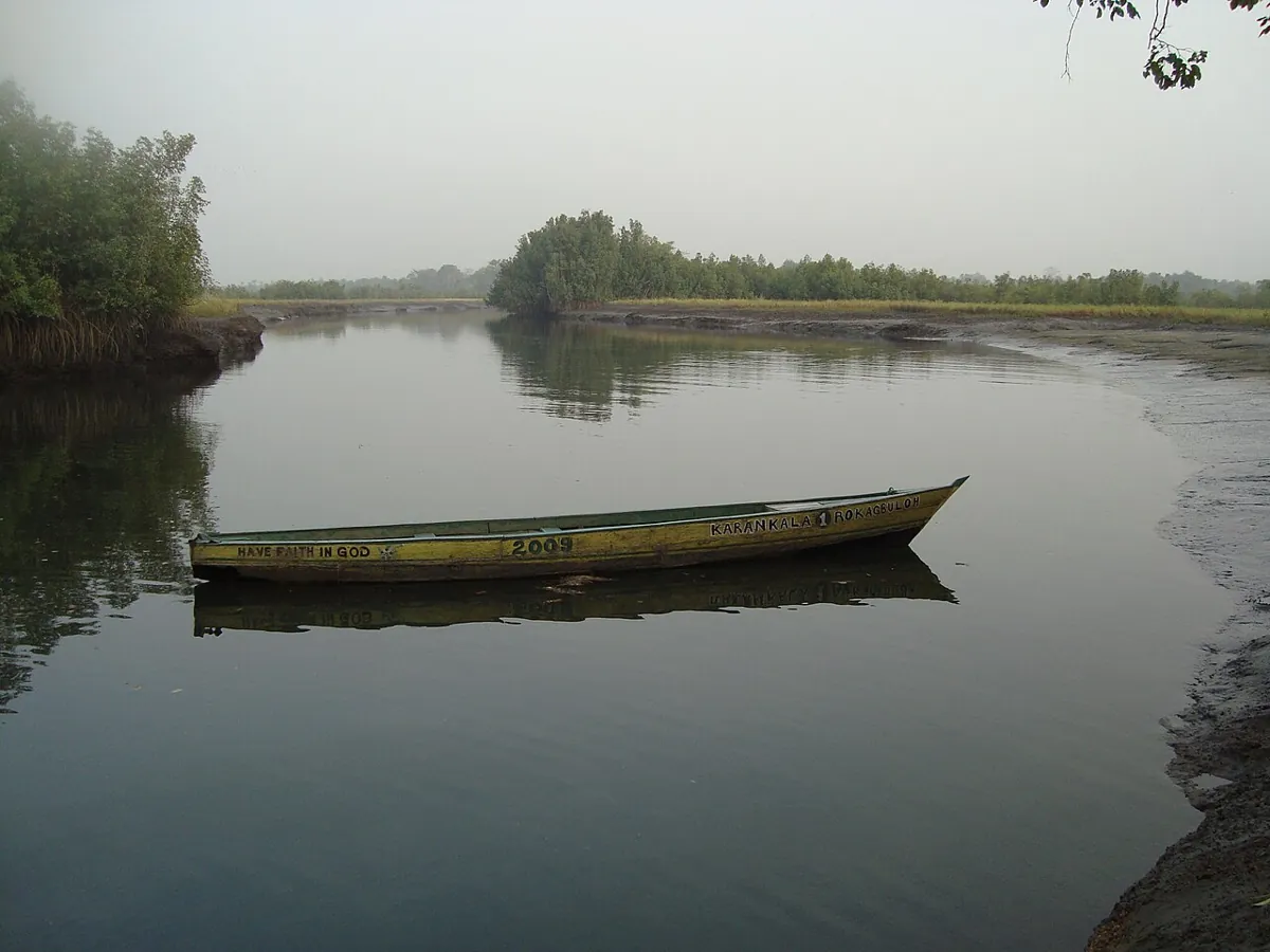 Fishing boat in Port Loko river — Sierra Leone