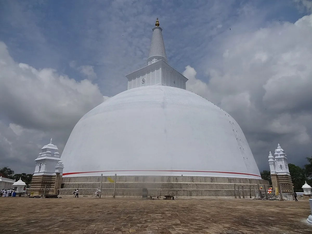 Ruwanwelisaya stupa in Anuradhapura — Sri Lanka