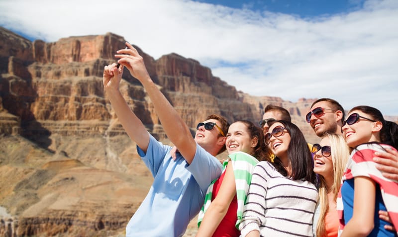 Friends taking a selfie at the Grand Canyon.